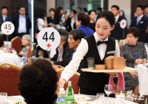 음식 준비하는 남측 관계자들