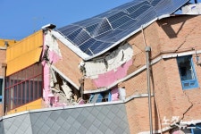 무너지고 갈리진 벽채와 태양광 판넬