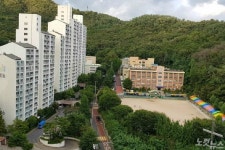 학부모 멀어진 통학거리…주민들 집값 떨어져 학교 이전 반대