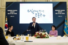 발달장애인 행사서 울먹인 문 대통령…"부모들의 아픈 마음, 반성 든다" 대표 이미지