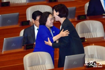 인재근 의원과 포옹하는 유은혜 사회부총리 겸 교육부 장관