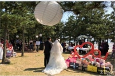 부산시민공원서 작은 결혼식 열려