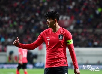 동료들 격려하는 캡틴 손흥민