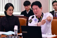 태권도복 설명하는 바른미래당 이동섭 의원