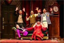 뭔가 잘못되고 있는 이 연극, 웃겨도 너무 웃긴다