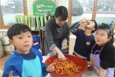원주 서곡초, 직접키운 채소로 전교생 김장 행사 개최 인기