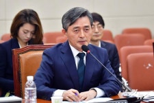 의원들의 질의에 답변하는 양승동 한국방송공사 사장 후보자