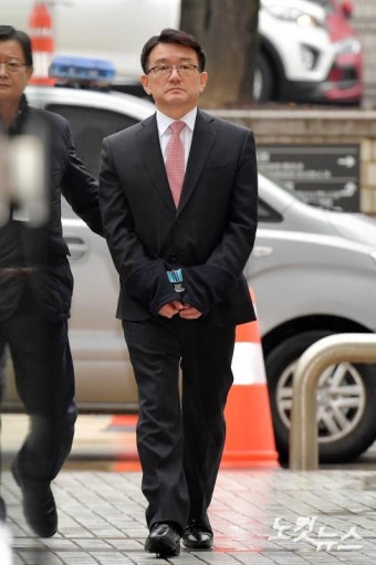 서울중앙지법 들어서는 '세월호 유족 불법 사찰' 혐의 이재수 전 기무사령관
