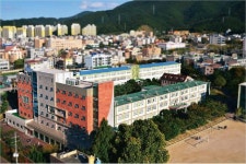 [인터뷰] 건달할배의 일침 채현국 “들어라 꼰대들아!”