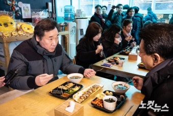 도시락 먹으며 대화나누는 국무총리