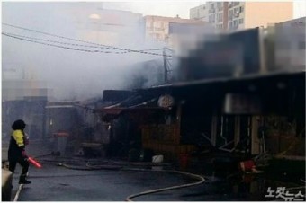 목포 신중앙시장 인근 식당가 화재… 점포 13개 불에 타(종합)