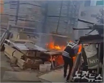 부산 목재 야적장에서 불…경찰 활약으로 큰 화재 막아