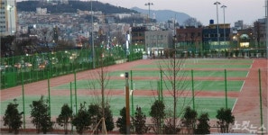 사용도 못 하고 철거…오락가락 구덕운동장 재개발 빈축