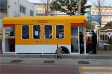 [포토] 경북 영덕 버스승강장에 발열의자 설치