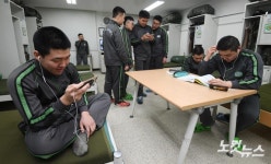 군 생활관에서 휴대전화 사용 시범운영