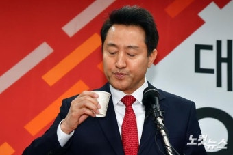 물 마시는 오세훈 전 서울시장