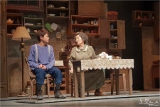 병든 할머니와 버려진 아이, 서로가 있어 빛났다…연극 <자기 앞의 생> 