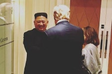 트럼프-김정은 '하노이 작별' 사진 공개…김정은 활짝 웃으며 악수