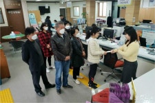 [포토] 강릉 송정동, 미세먼지 보호 마스크 제공