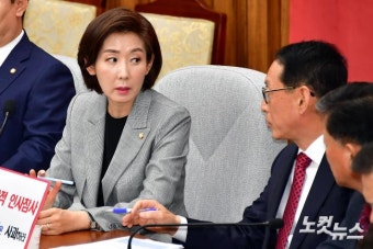 법사위 김도읍 간사와 대화하는 나경원 원내대표