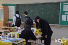416기억교실 찾아 희생자들 추모하는 학생들