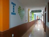 산불 피해지역 학생 심리 안정위해 자원봉사자들이 학교도색 나서