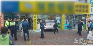 대전서 승용차 약국 돌진…인명피해 없어