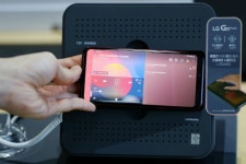 접을 수도 없는 LG의 스마트폰 딜레마