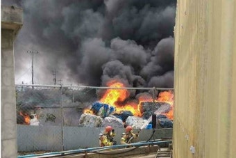 부산 고무 폐자재 야적장에서 화재…검은 연기