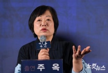 취재진 질문에 답하는 김군 목격 제보자 주옥 씨