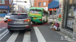 부산서 마을버스 추돌사고…승객 등 10명 부상