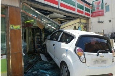 부산 내리막길서 차량이 편의점 돌진…운전자 경상