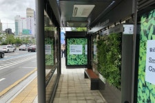 에어컨에 공기청정기, CCTV, 충전박스까지…버스정류장의 무한진화