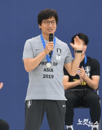 인터뷰 하는 정정용 감독