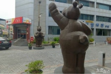 흉물이냐 랜드마크냐, 전주 웨딩의거리 1억짜리 곰