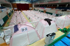 “포항 지진 피해자들 아직 텐트에..국회파행 환장하겠다