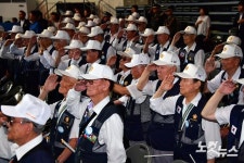 6.25전쟁 제69주년 행사, 경례하는 참전 유공자들