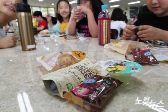 학교 비정규직 노동자 총파업 첫날..학교 빵으로 급식 대체