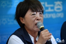 눈물 흘리는 이경옥 민주노총 서비스연맹 비정규직특별위원장