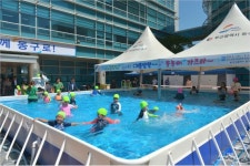 부산 동구청 광장에 어린이 물놀이장 개장