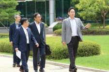 이재용, 비상경영회의 이튿날 사업장 현장점검 나서