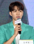 인사말하는 김재용