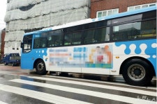횡단보도 옆 황당한 버스정류장, 알고 보니 업자가 무단 이설