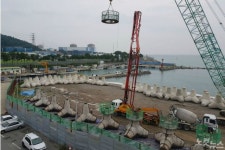 시끄러워 못 살겠다 마을 앞에서 테트라포드 제작…주민 불편