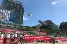 포항 양학공원 아파트 개발 철회하라…시민들 녹색 종이비행기로 항의