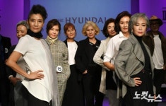 포즈 취하는 시니어 패셔니스타