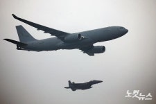 편대비행하는 KC-330 공중급유기
