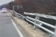 충주에서 차량 다리 난간들이받고 충주호 추락 구조작업