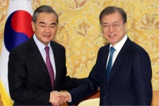 문 대통령, 中왕이 접견 
