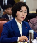 질의에 답하는 법무장관 후보자